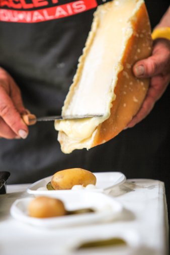 Le fromage à raclette est originaire de Suisse. / Source image : Gettyimages